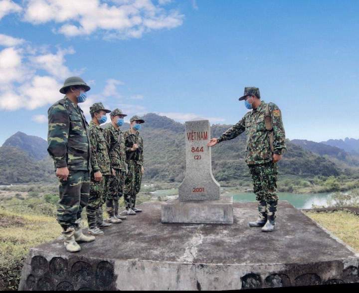 Luỹ[-]th&eacute;p[-]bi&ecirc;n[-]ph&ograve;ng[-]tr&ecirc;n[-]cổng[-]trời[-]L&yacute;[-]Vạn